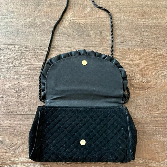 Elegant Black Quilted Women's Bag - Picture 9 of 15